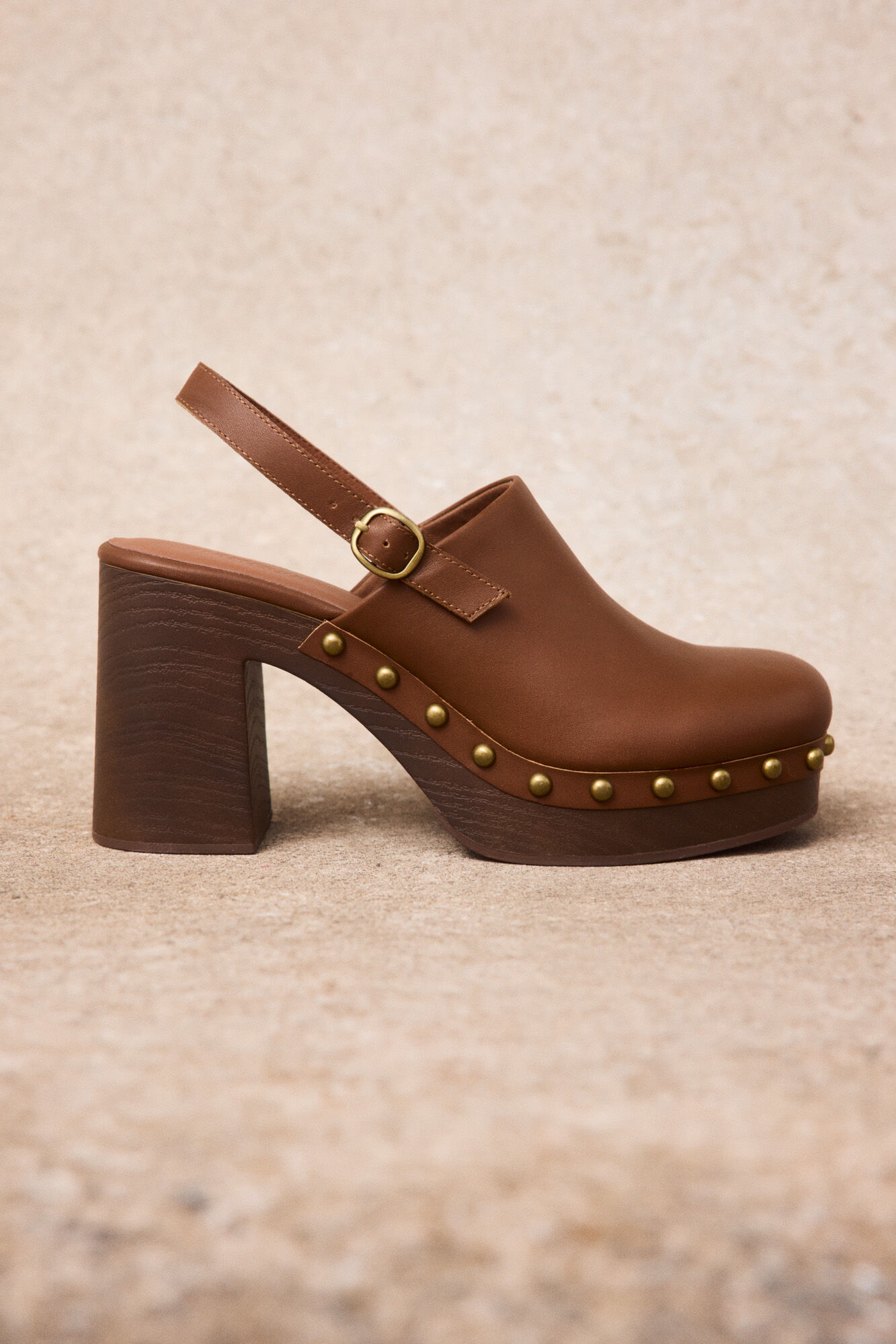 Slowlove Zueco de piel con tachas