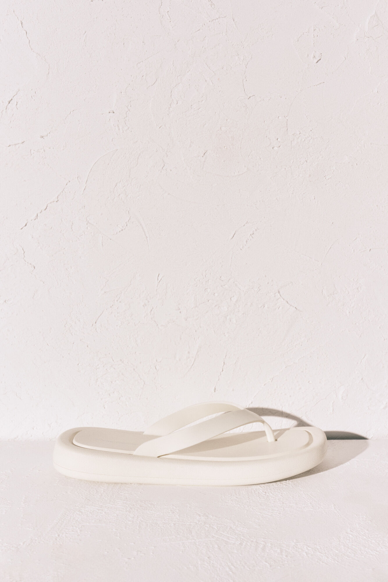 Women'secret Chanclas de suela gruesa de punta cuadrada blancas marfil
