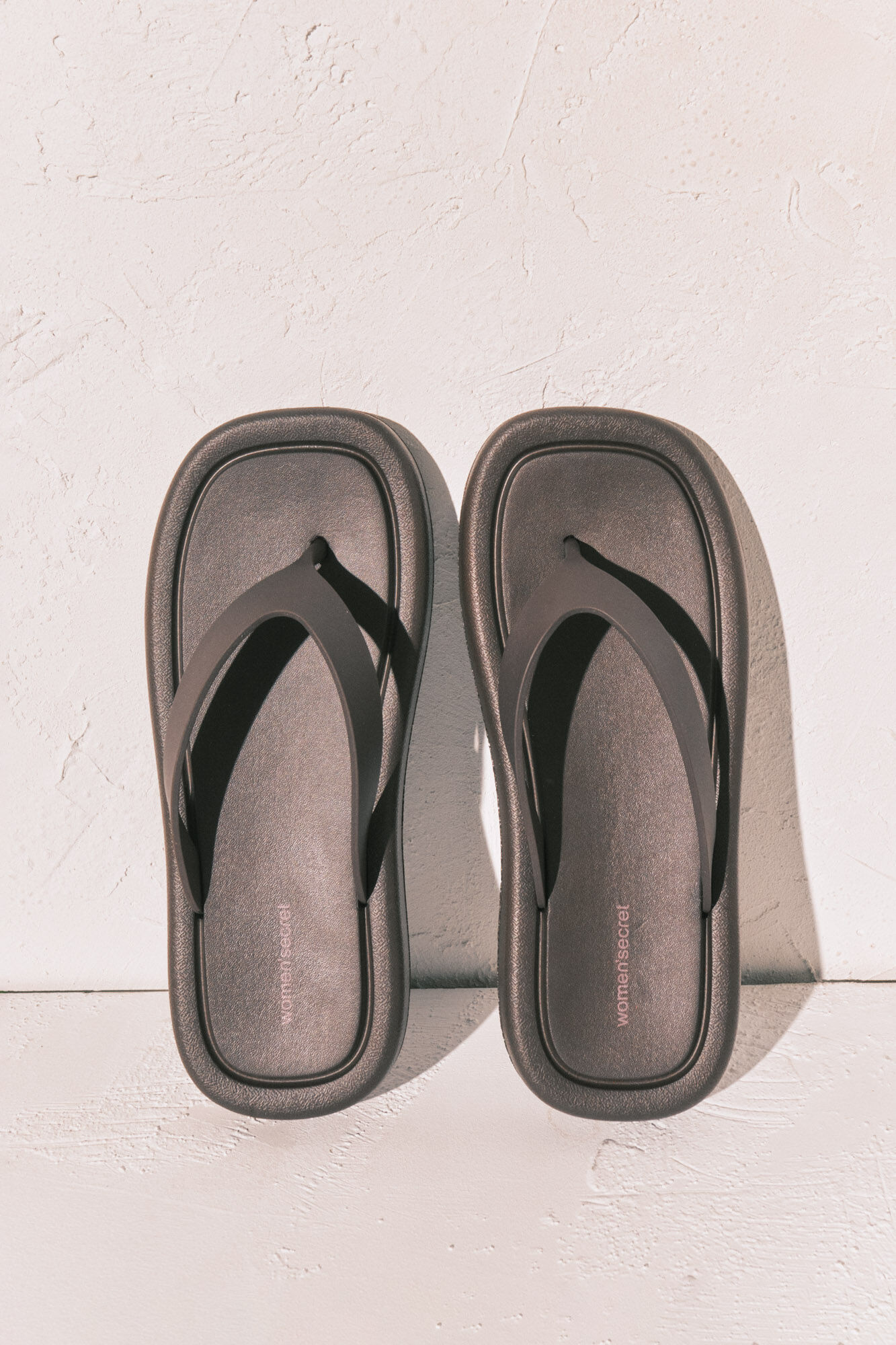 Women'secret Chanclas de suela gruesa de punta cuadrada marr&oacute;n