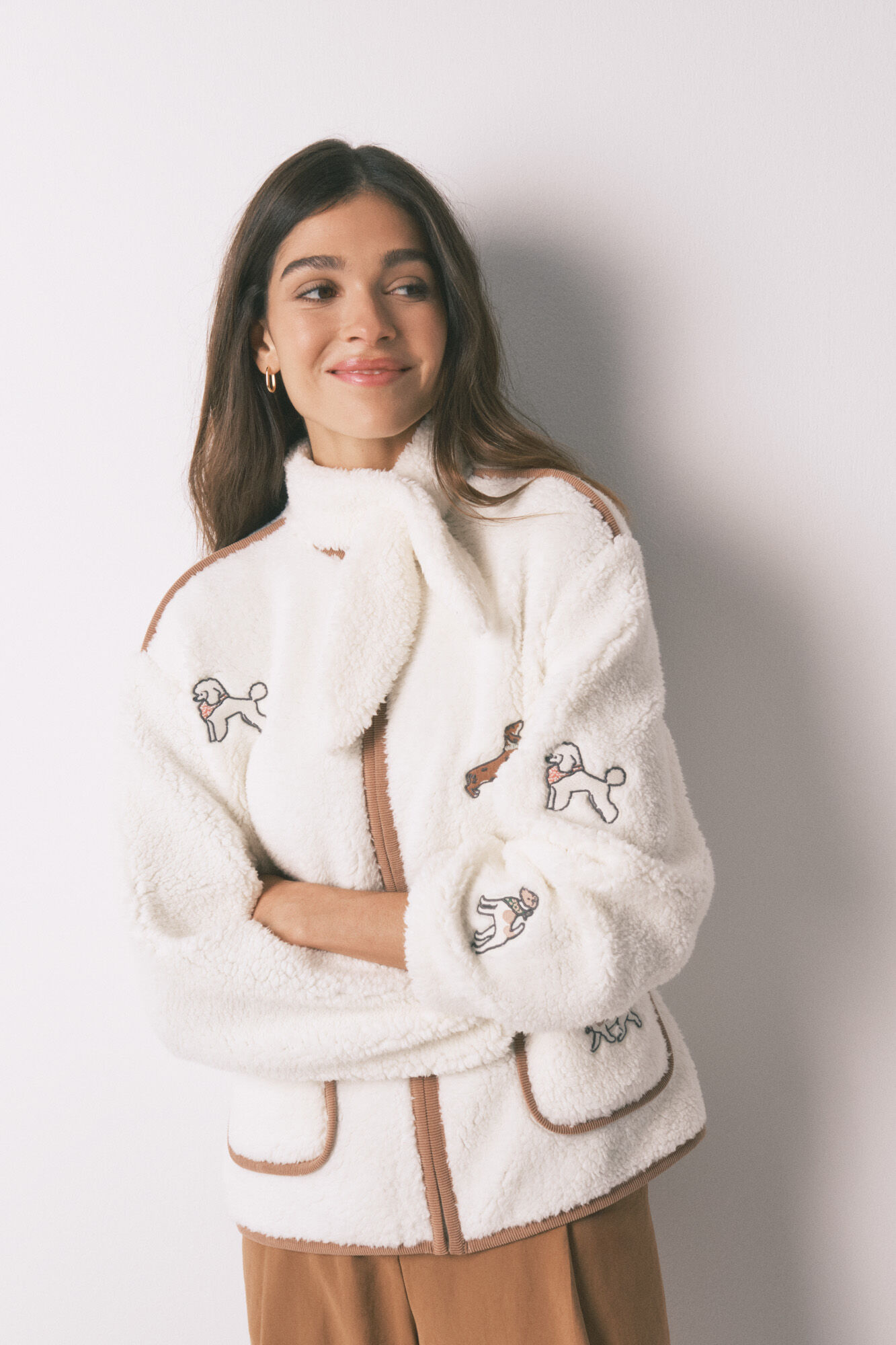 Women'secret Bata cota de borreguito con parches de perritos marfil