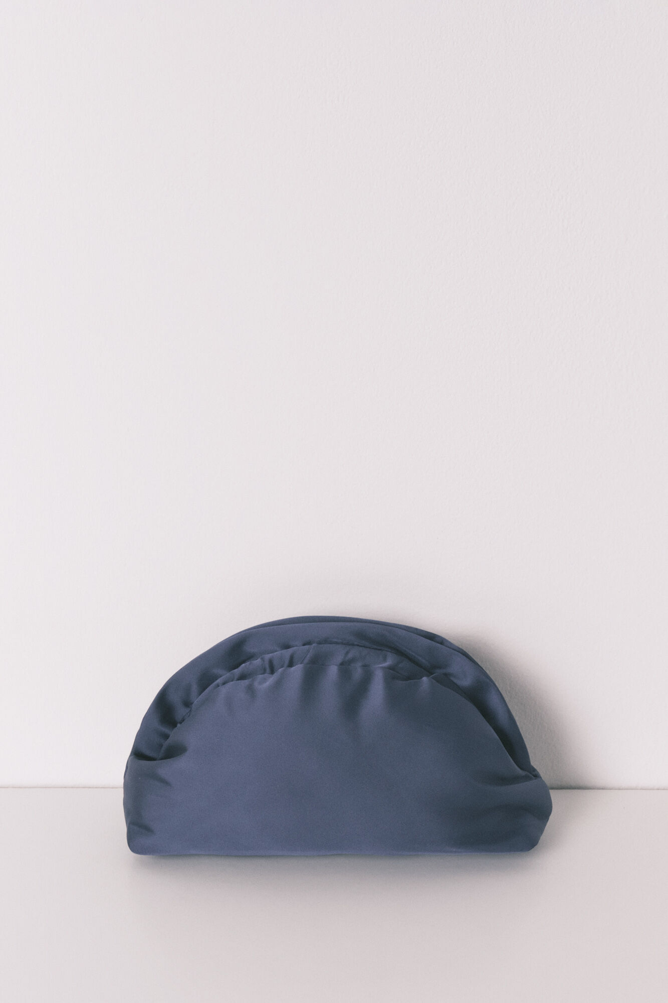 Women'secret Neceser azul sat&eacute;n cierre sobre azul