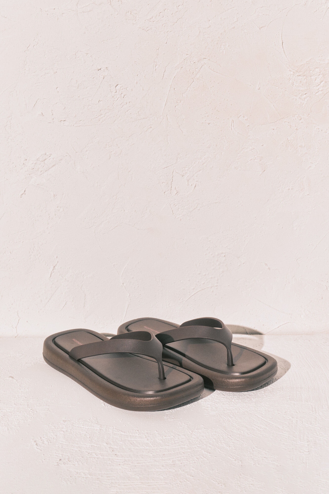 Women'secret Chanclas de suela gruesa de punta cuadrada marr&oacute;n caf&eacute;