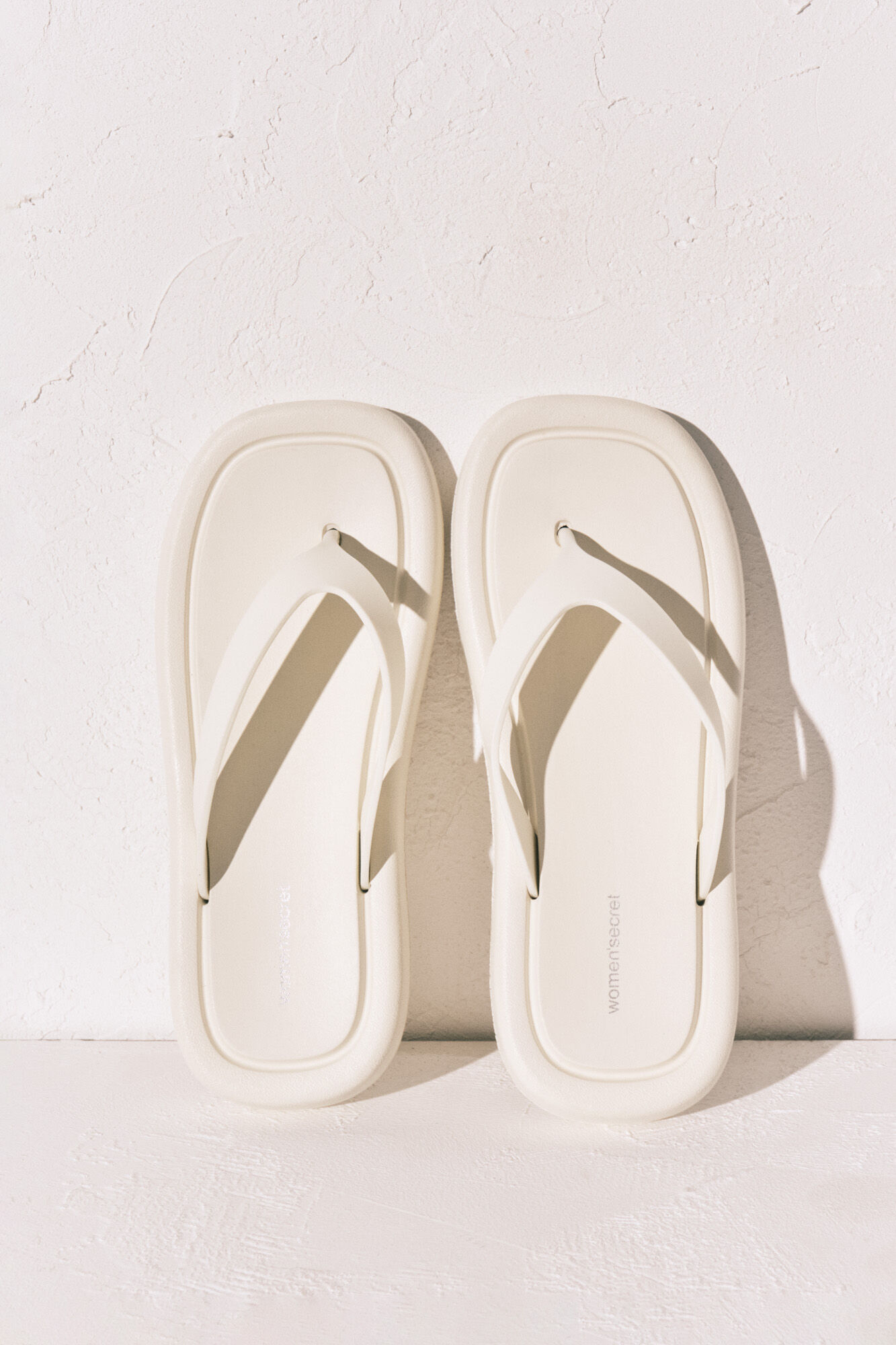 Women'secret Chanclas de suela gruesa de punta cuadrada blancas