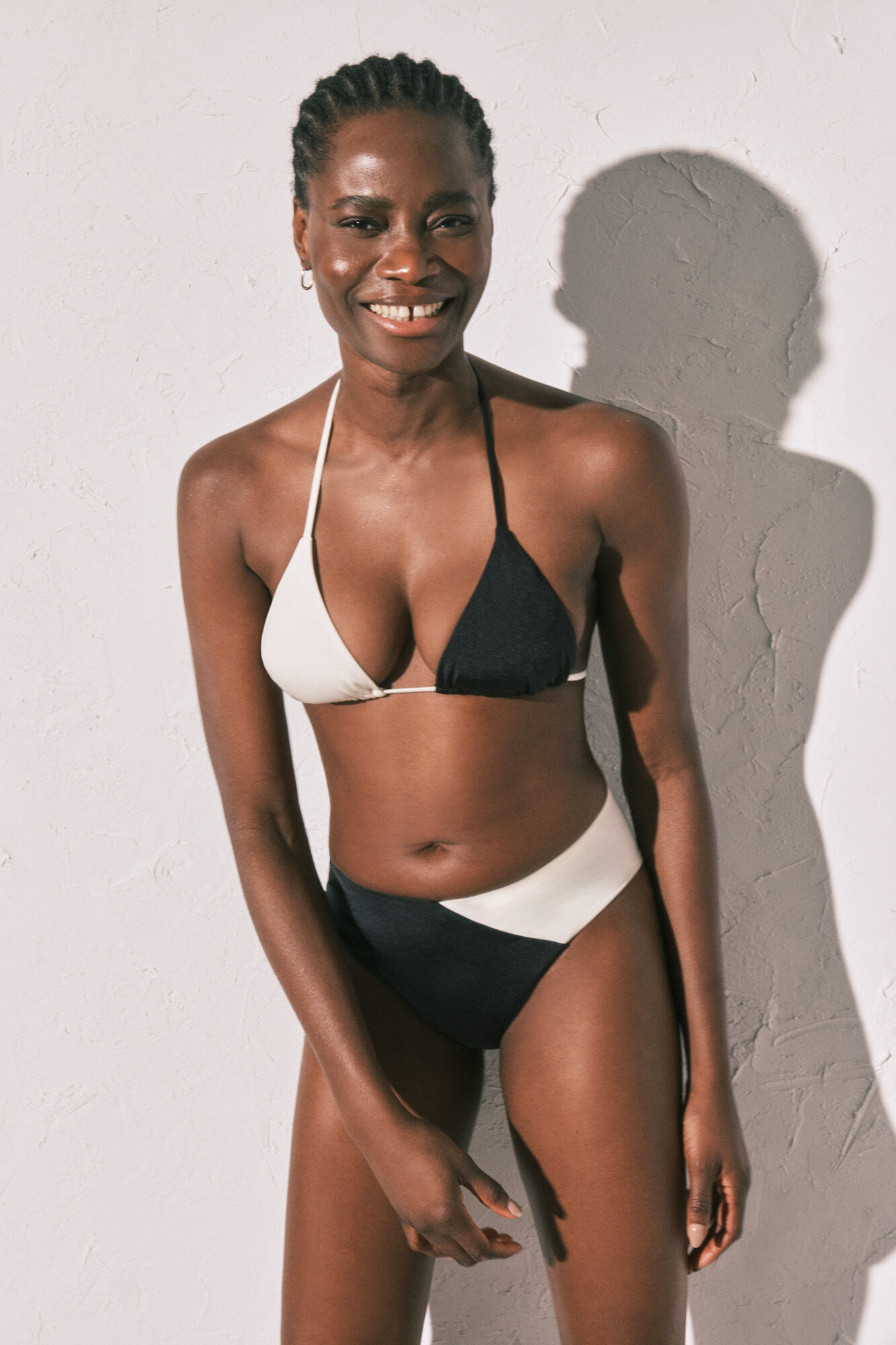 Women'secret Panty de bikini de tiro alto color block blanco y negro negro