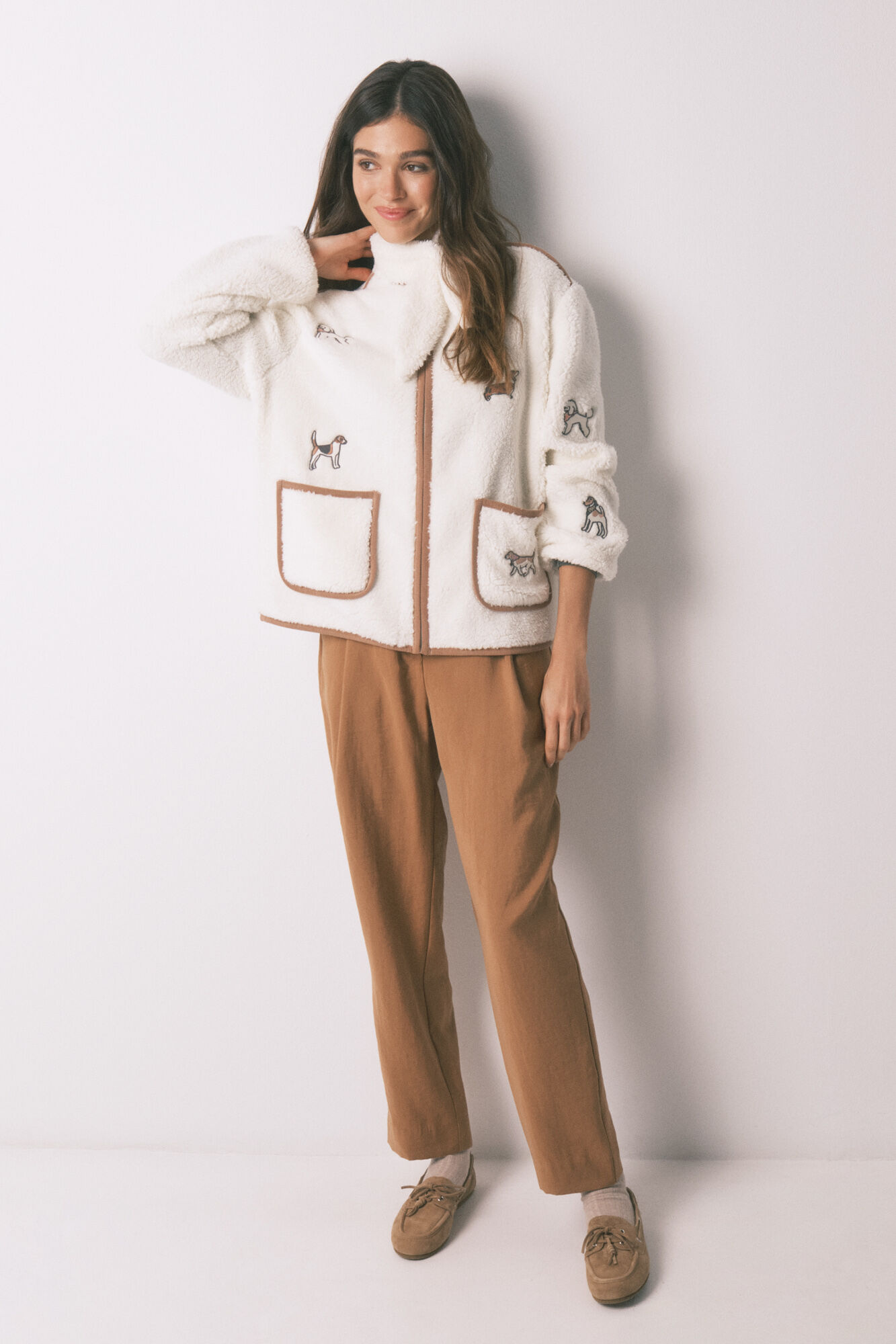 Women'secret Bata cota de borreguito con parches de perritos marfil