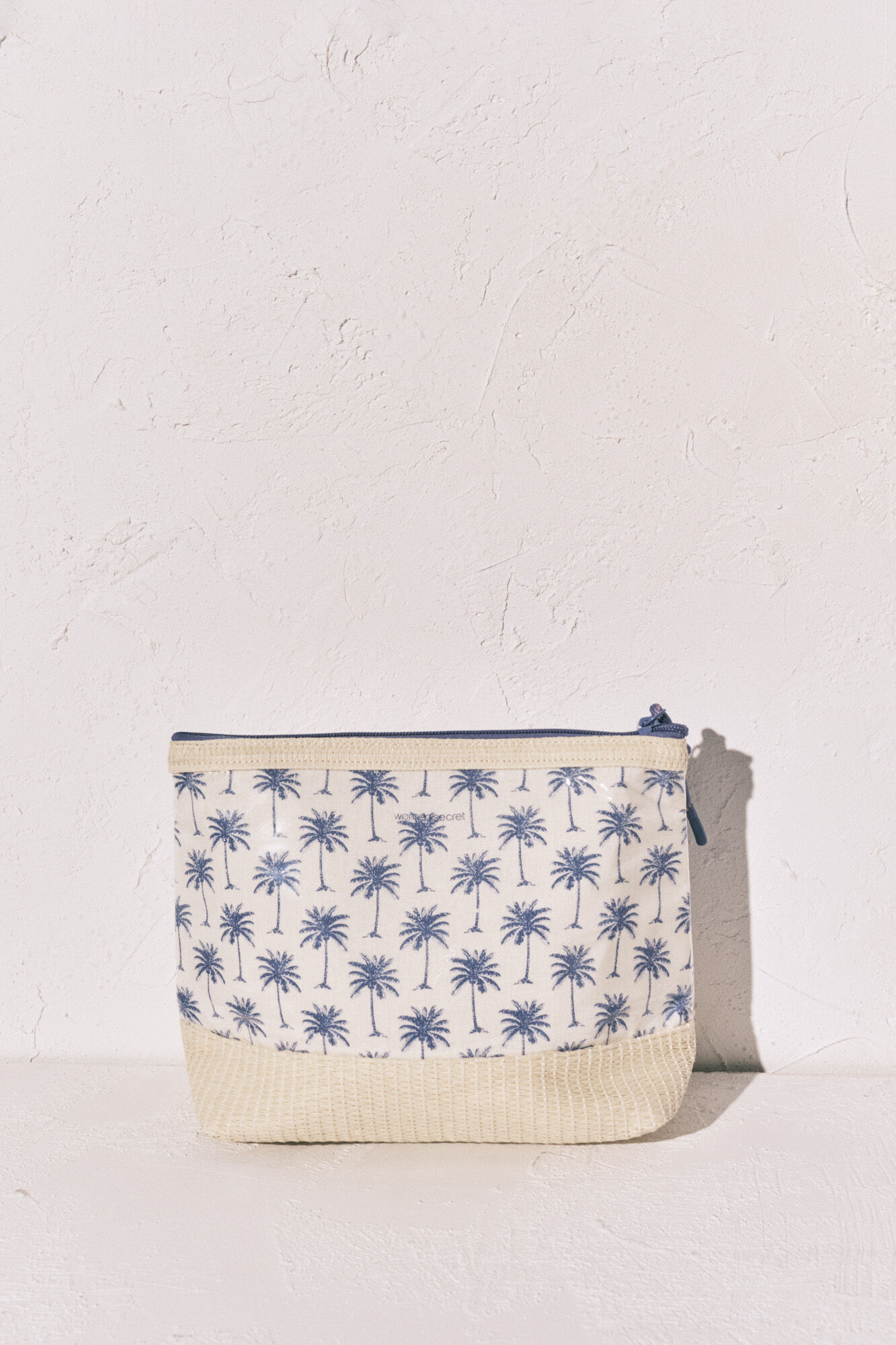 Women'secret Neceser mediano de rafia con palmeras azul