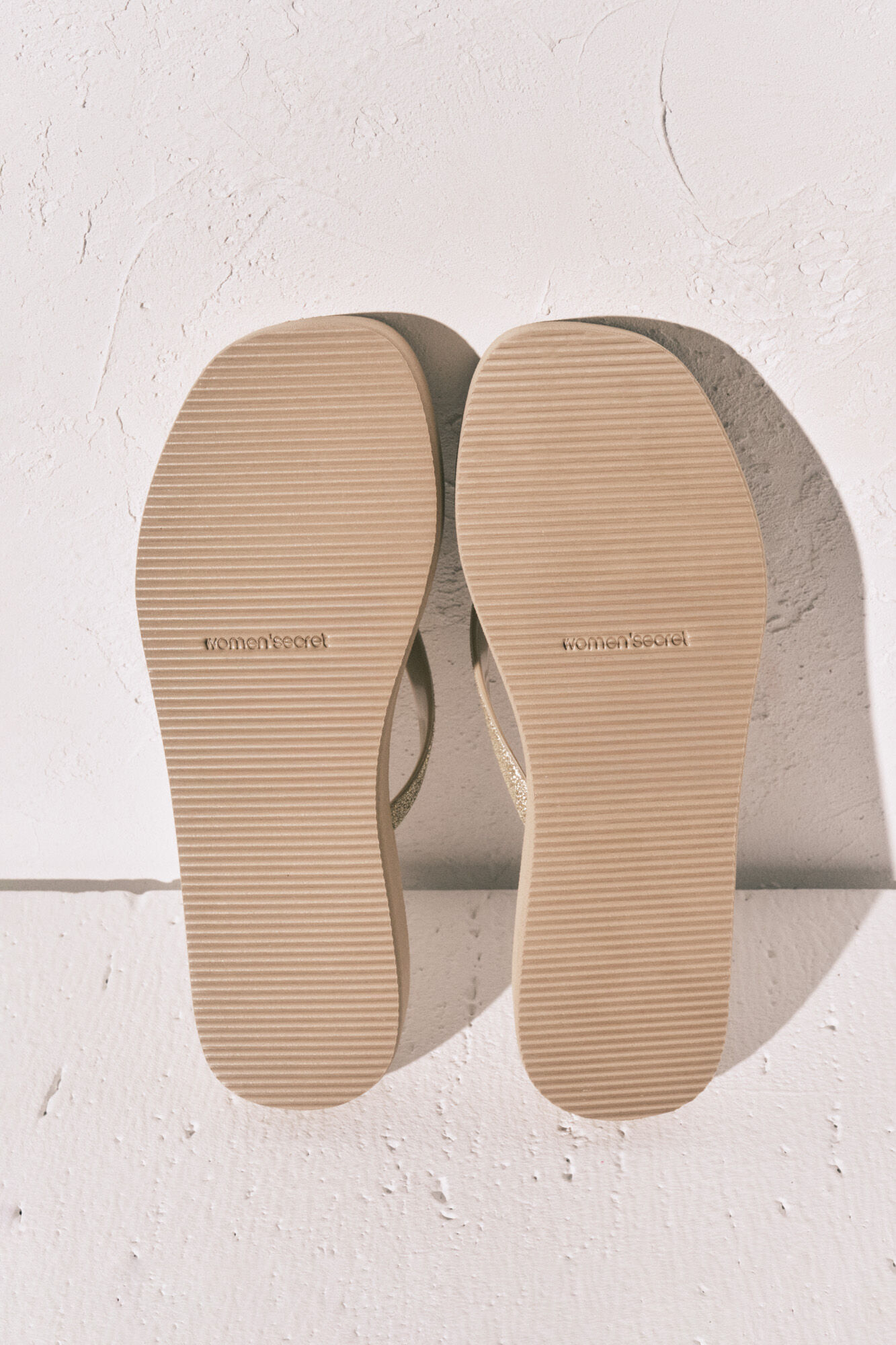 Women'secret Chanclas de efecto esparto con brillo amarillo