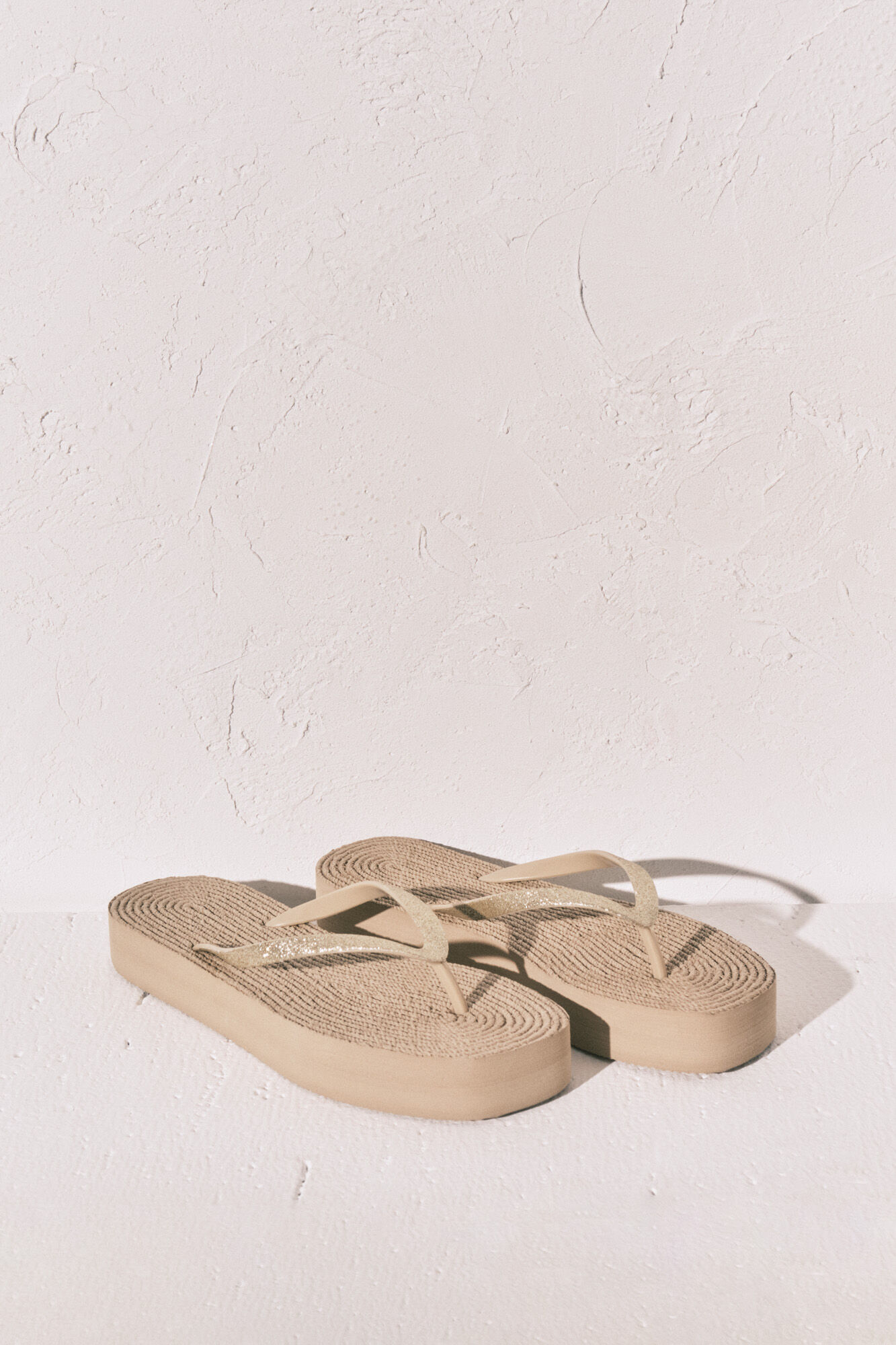 Women'secret Chanclas de efecto esparto con brillo amarillo