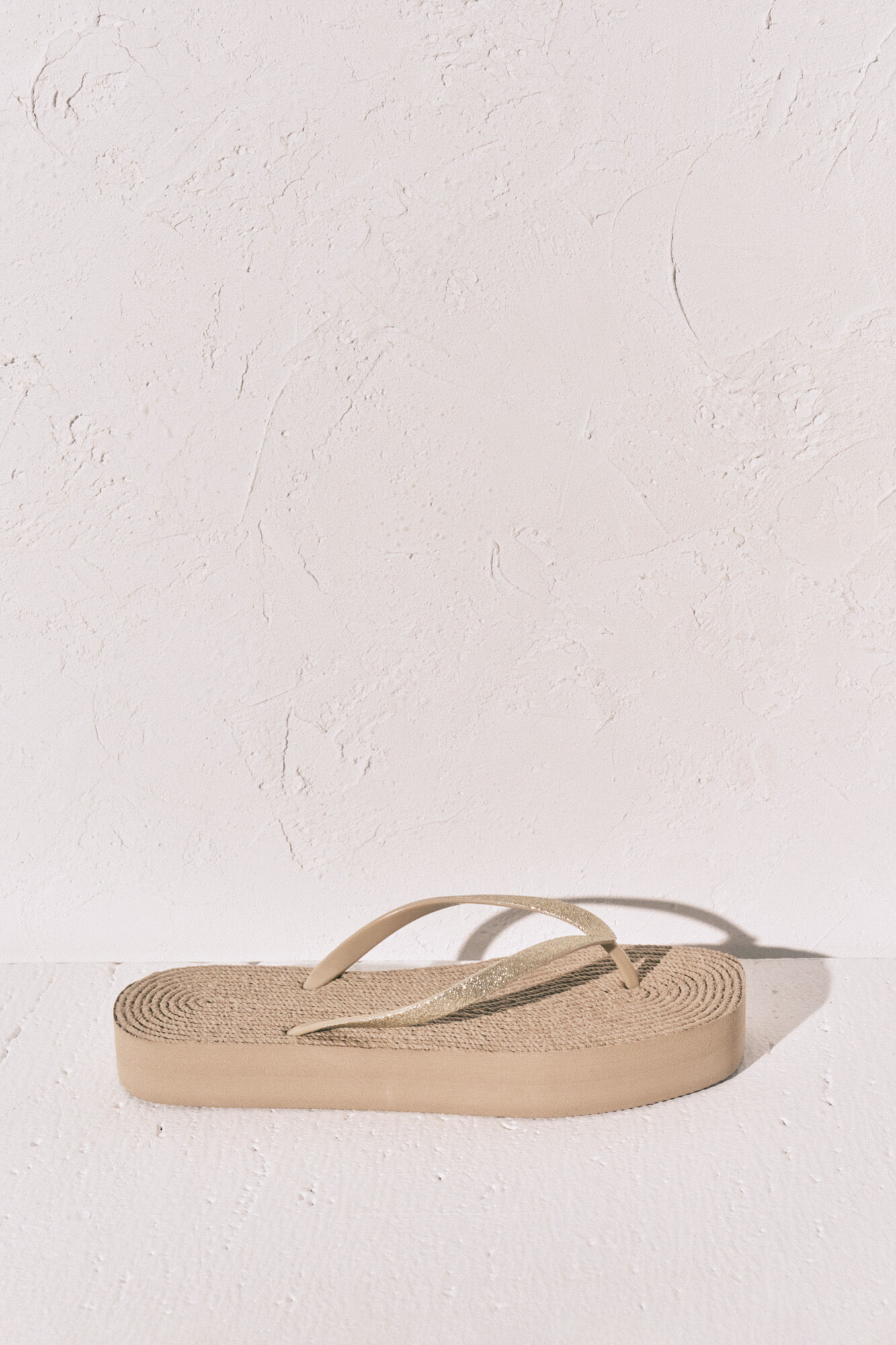 Women'secret Chanclas de efecto esparto con brillo amarillo