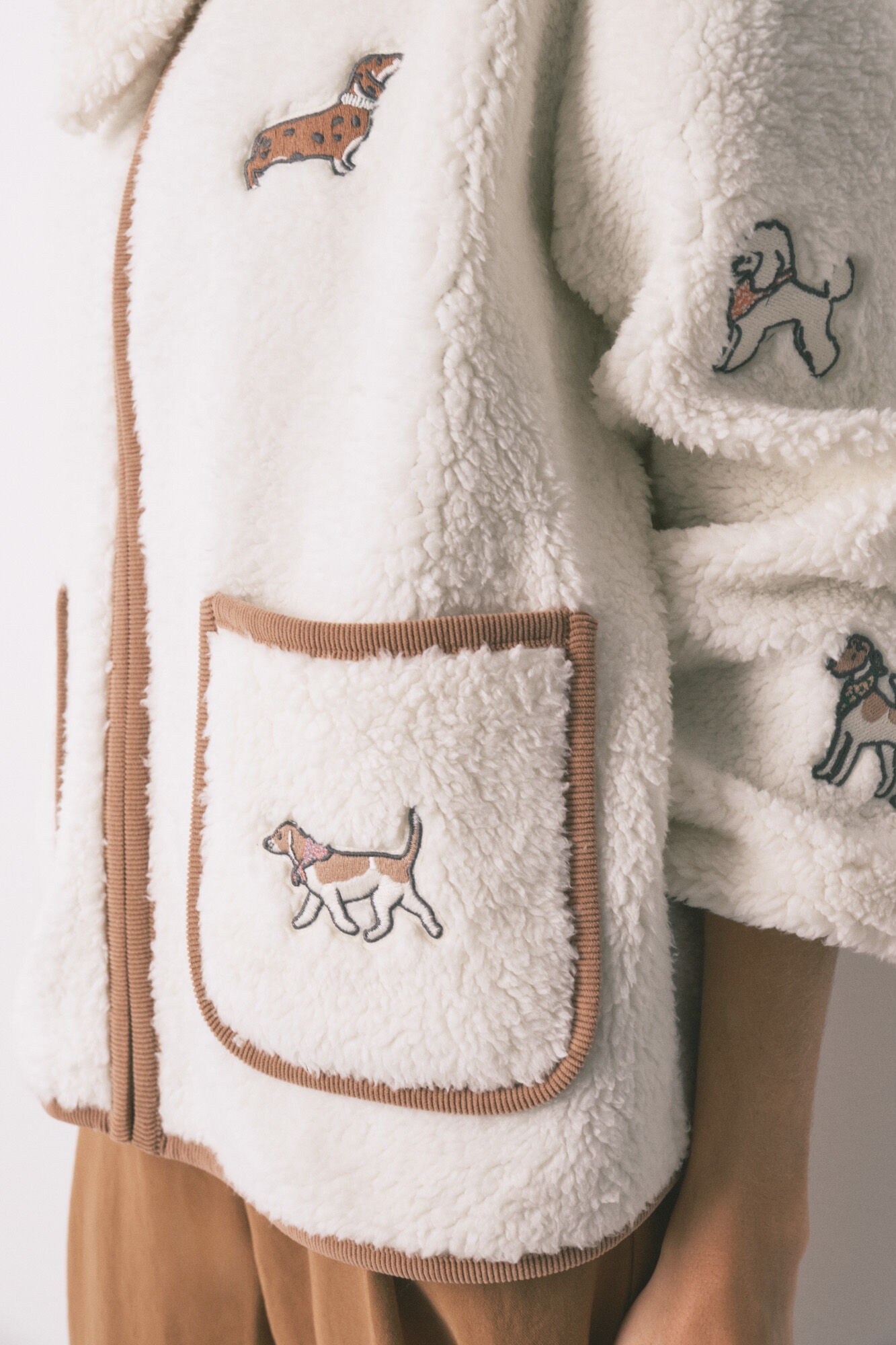 Women'secret Bata cota de borreguito con parches de perritos marfil